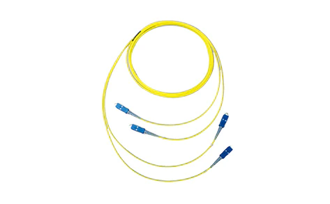 低摩擦光コネクタ付き単心光ファイバコード／リボンコード